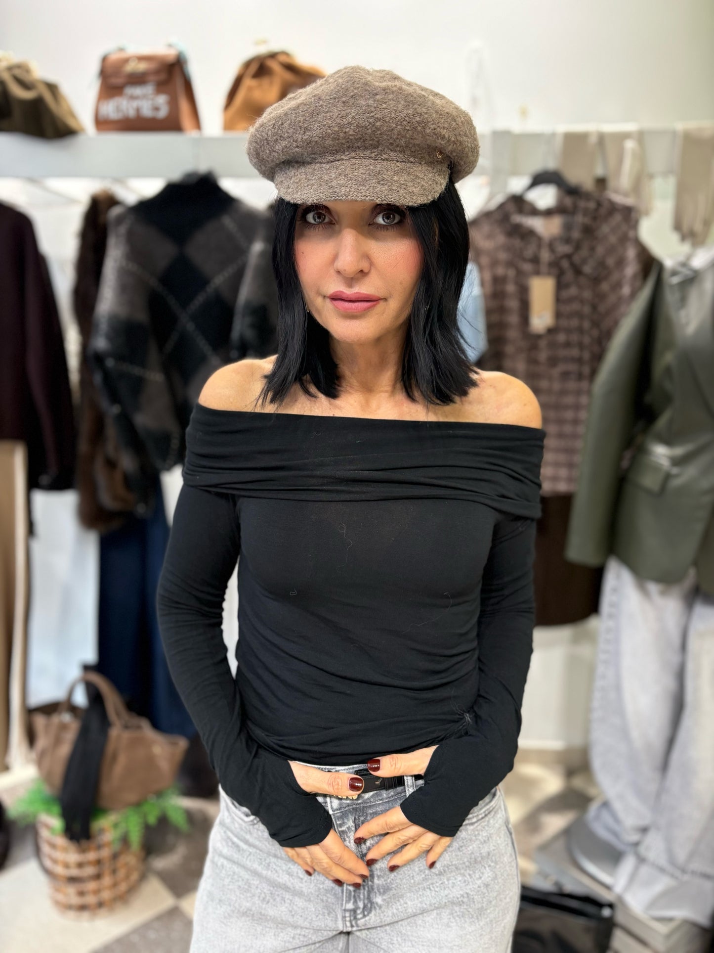 Top elasticizzato con spalle scese e manica a guanto