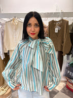 Blusa a righe con fiocco al collo