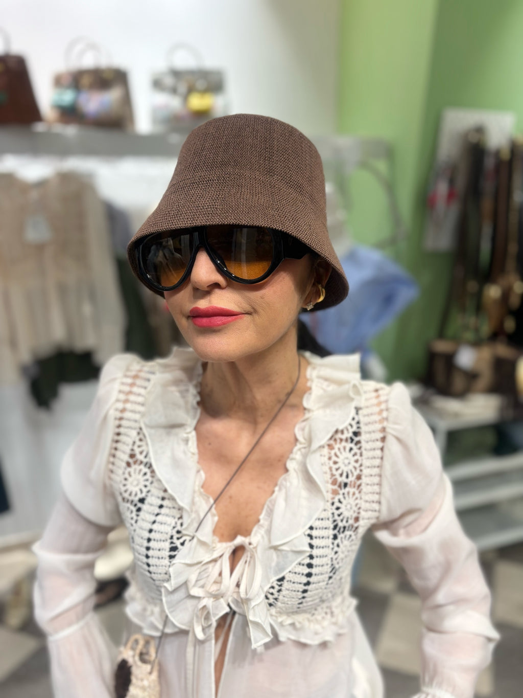 Cappello bucket in rafia naturale