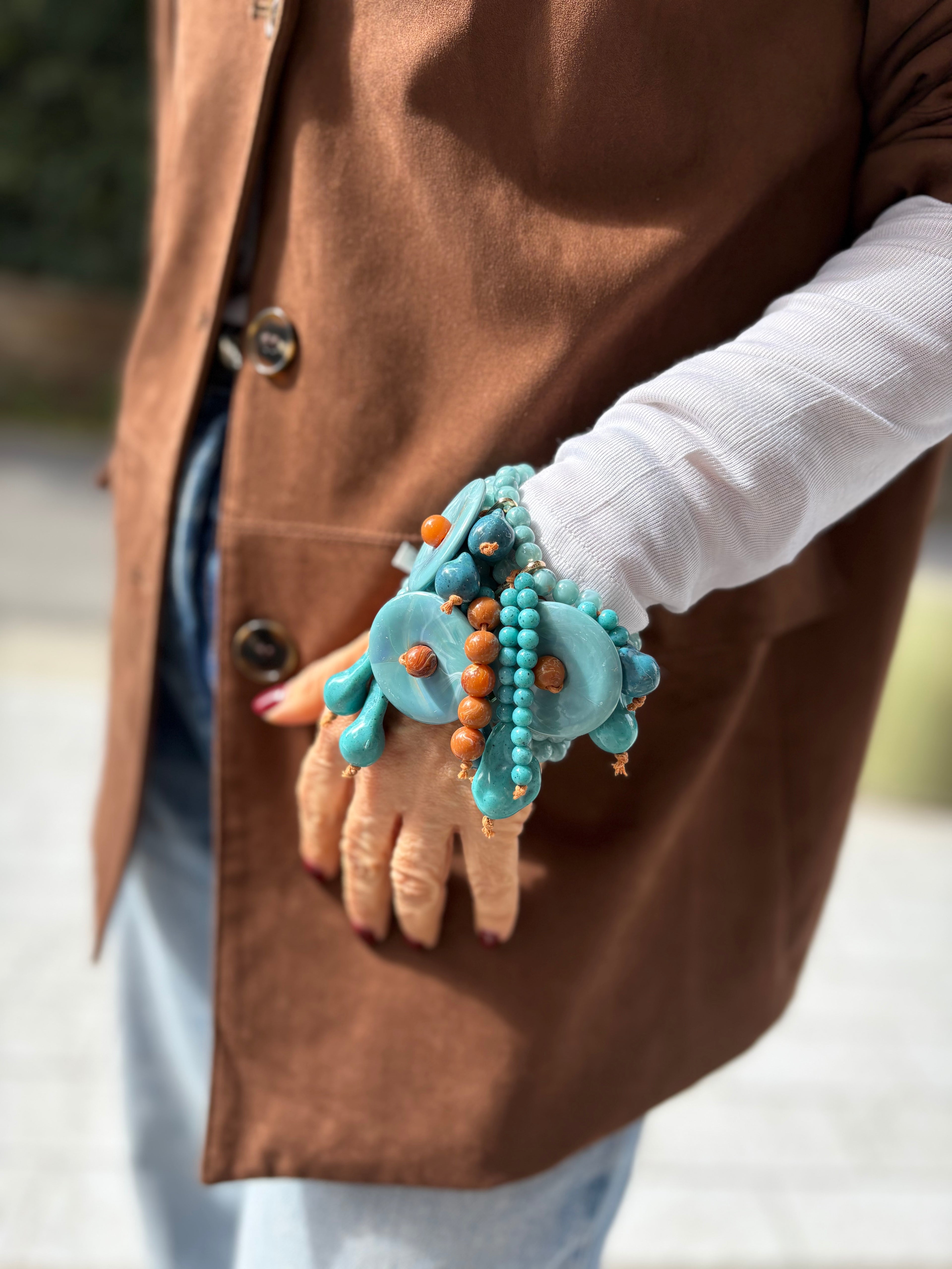 Bracciale multicharm turchese con perle e dettagli naturali