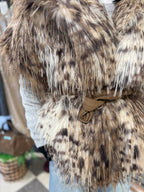 Gilet in eco-pelliccia maculata con cintura