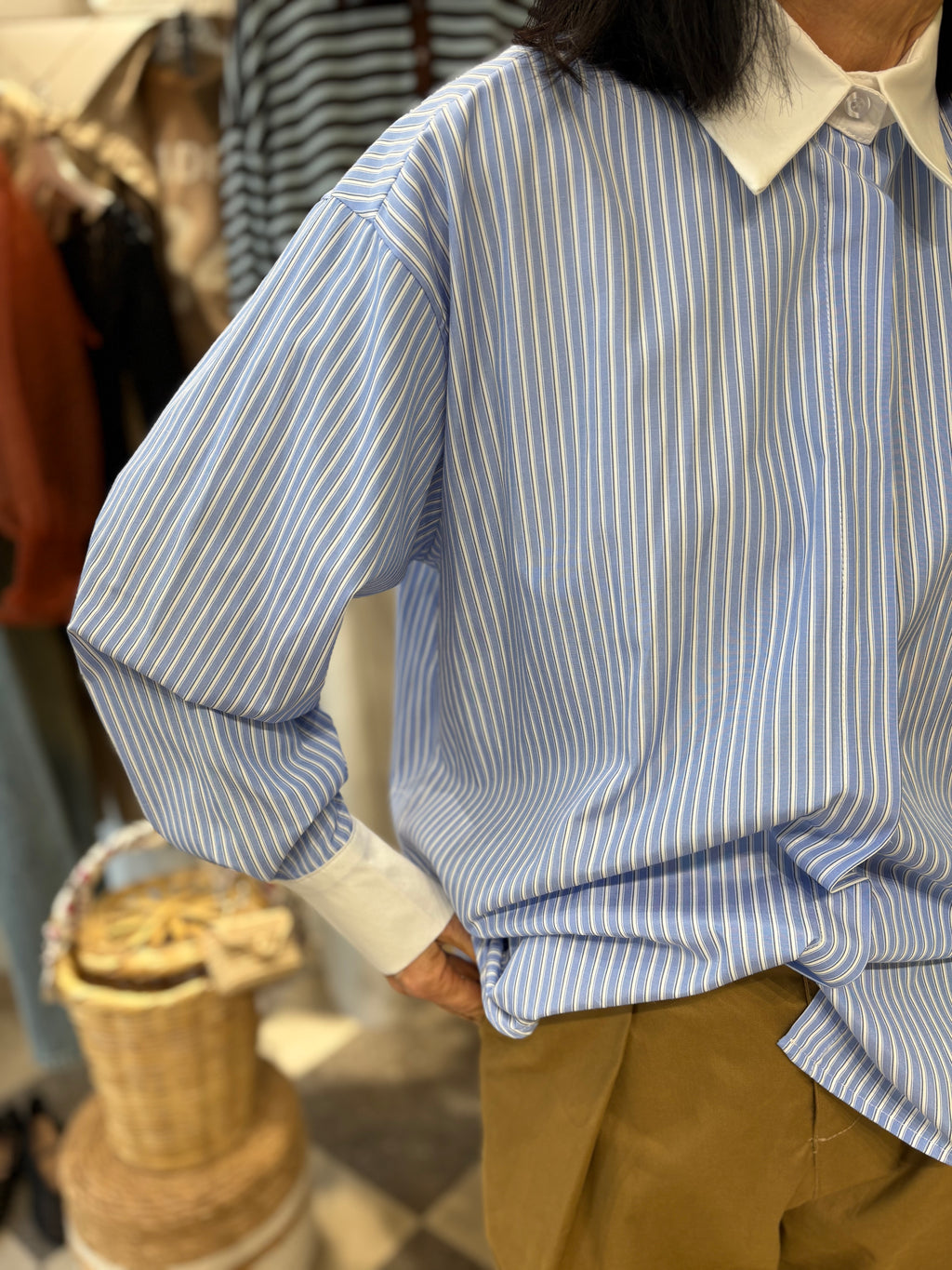 Camicia a righine fondo celeste