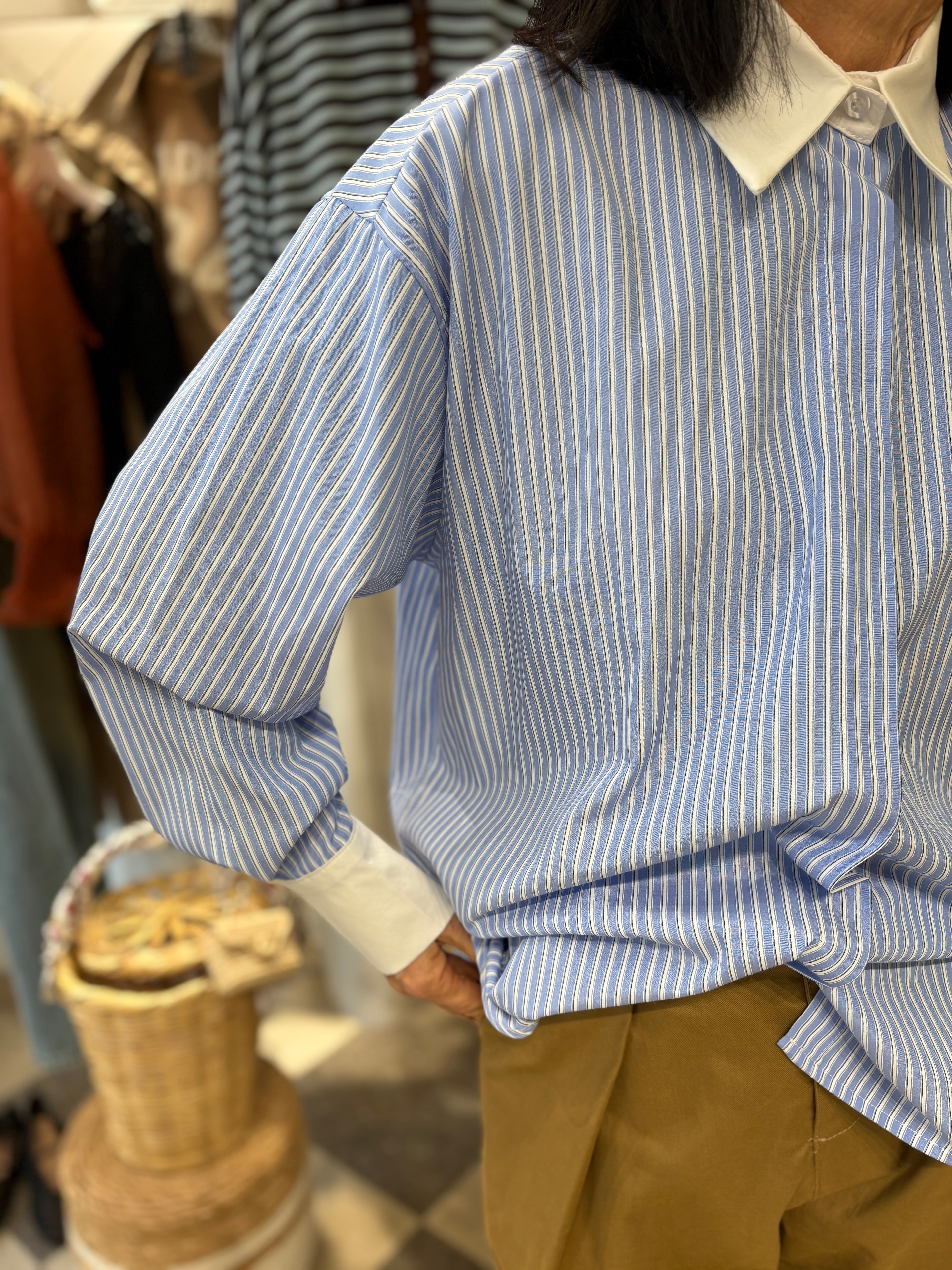 Camicia a righine fondo celeste