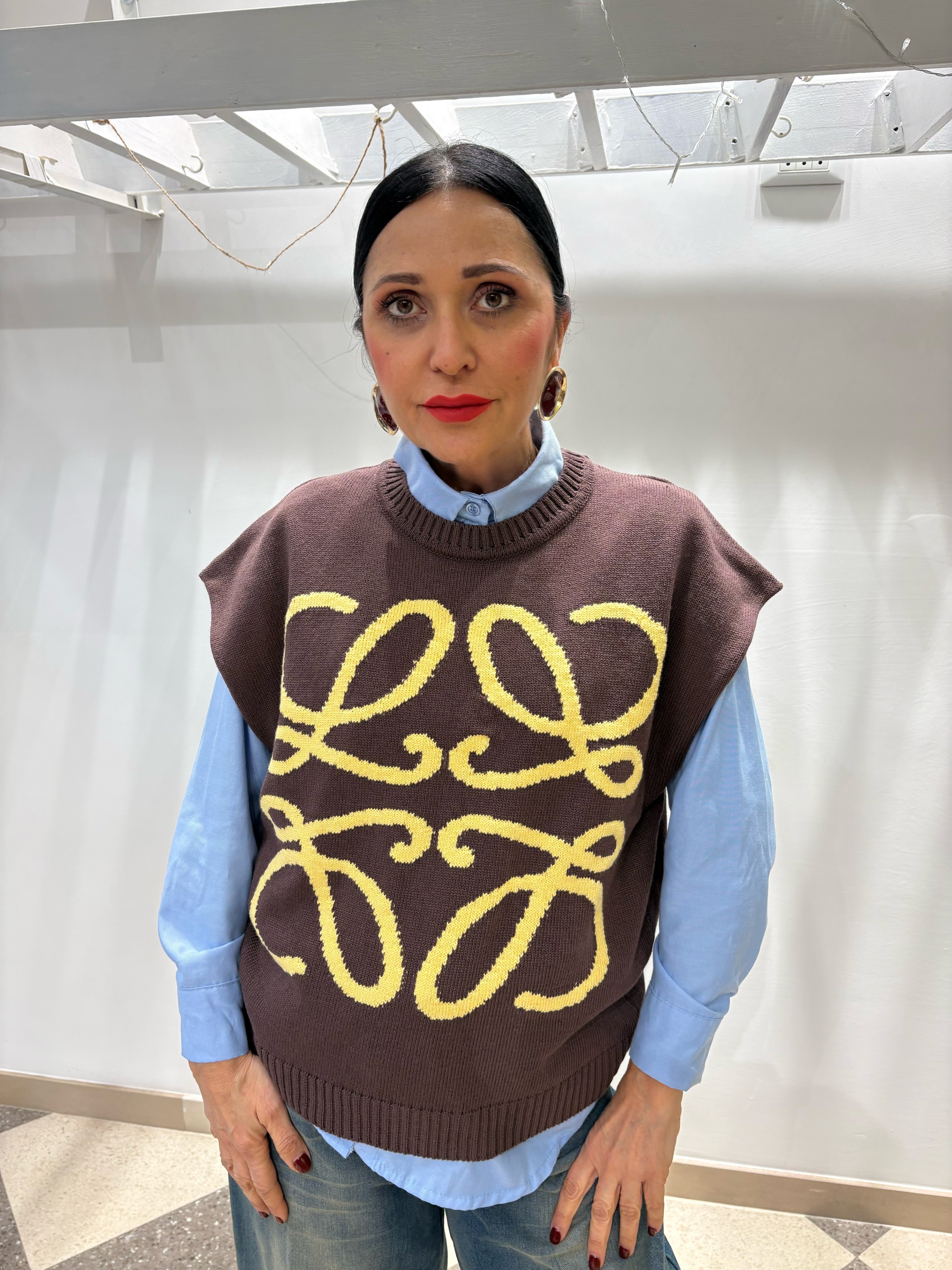 Motel | Gilet fondo cioccolato e motivo frontale giallo