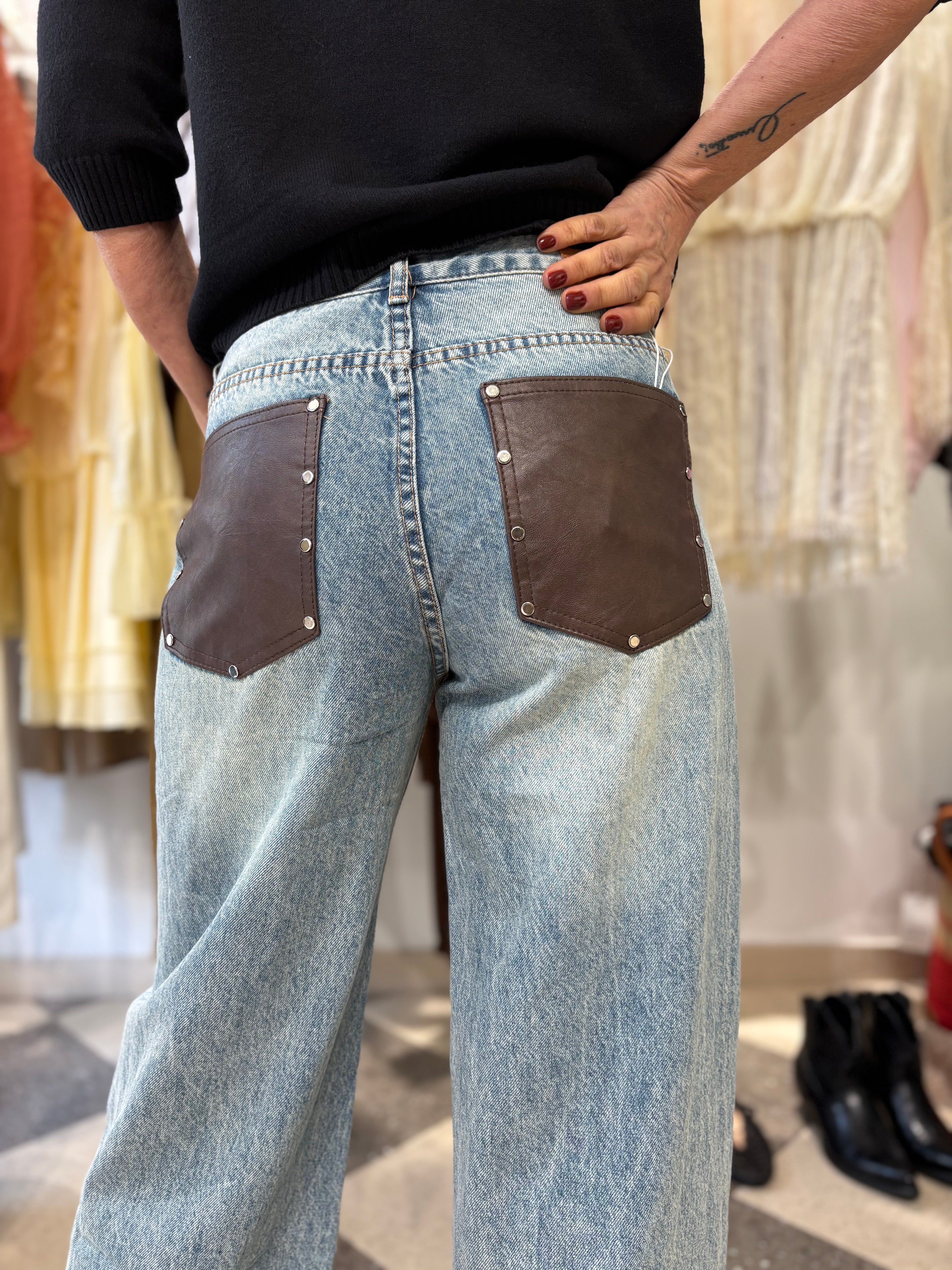 Pantalone wide leg dettaglio ecopelle tasca sul retro