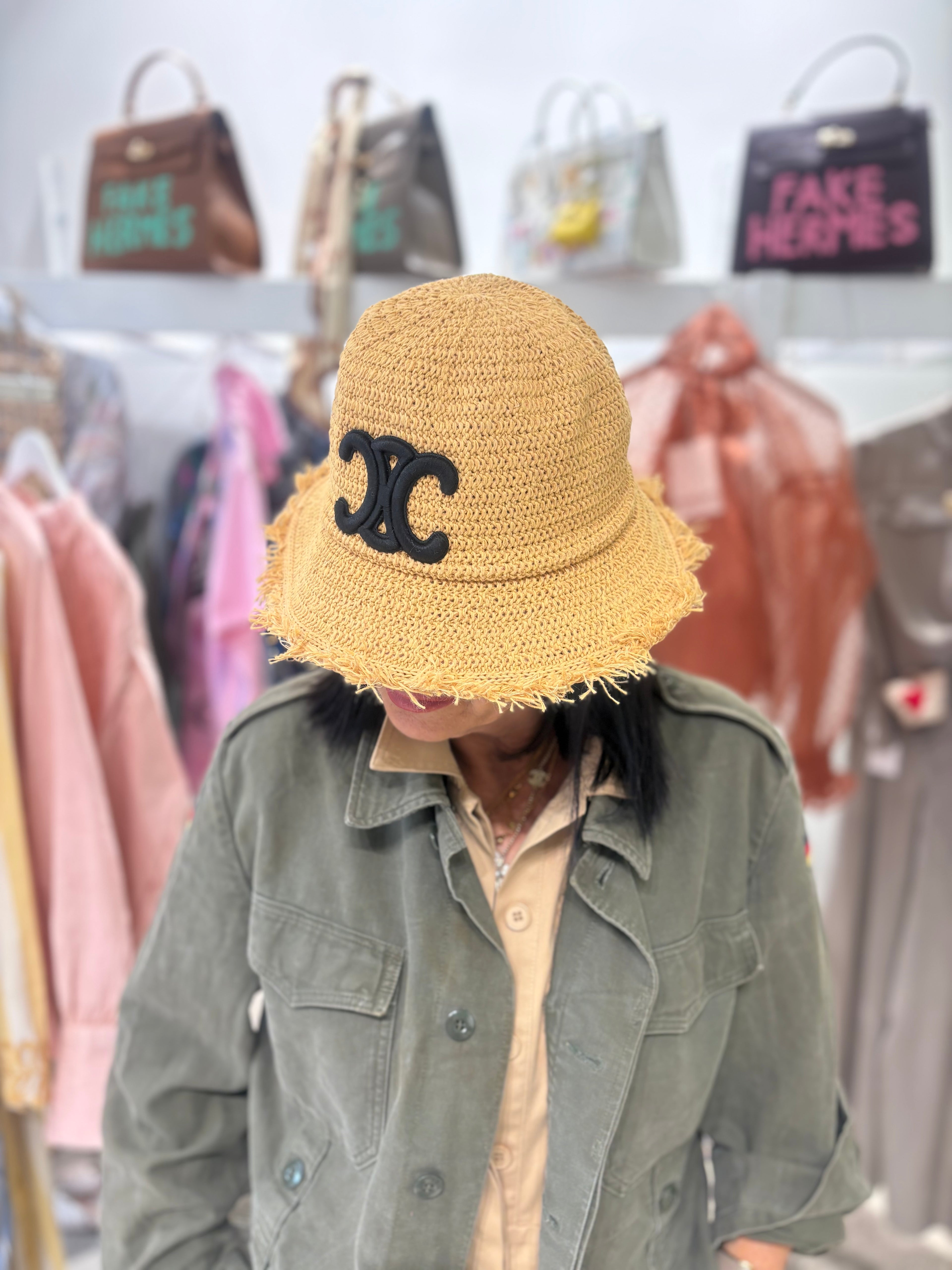 Cappellino in rafia fondo sabbia