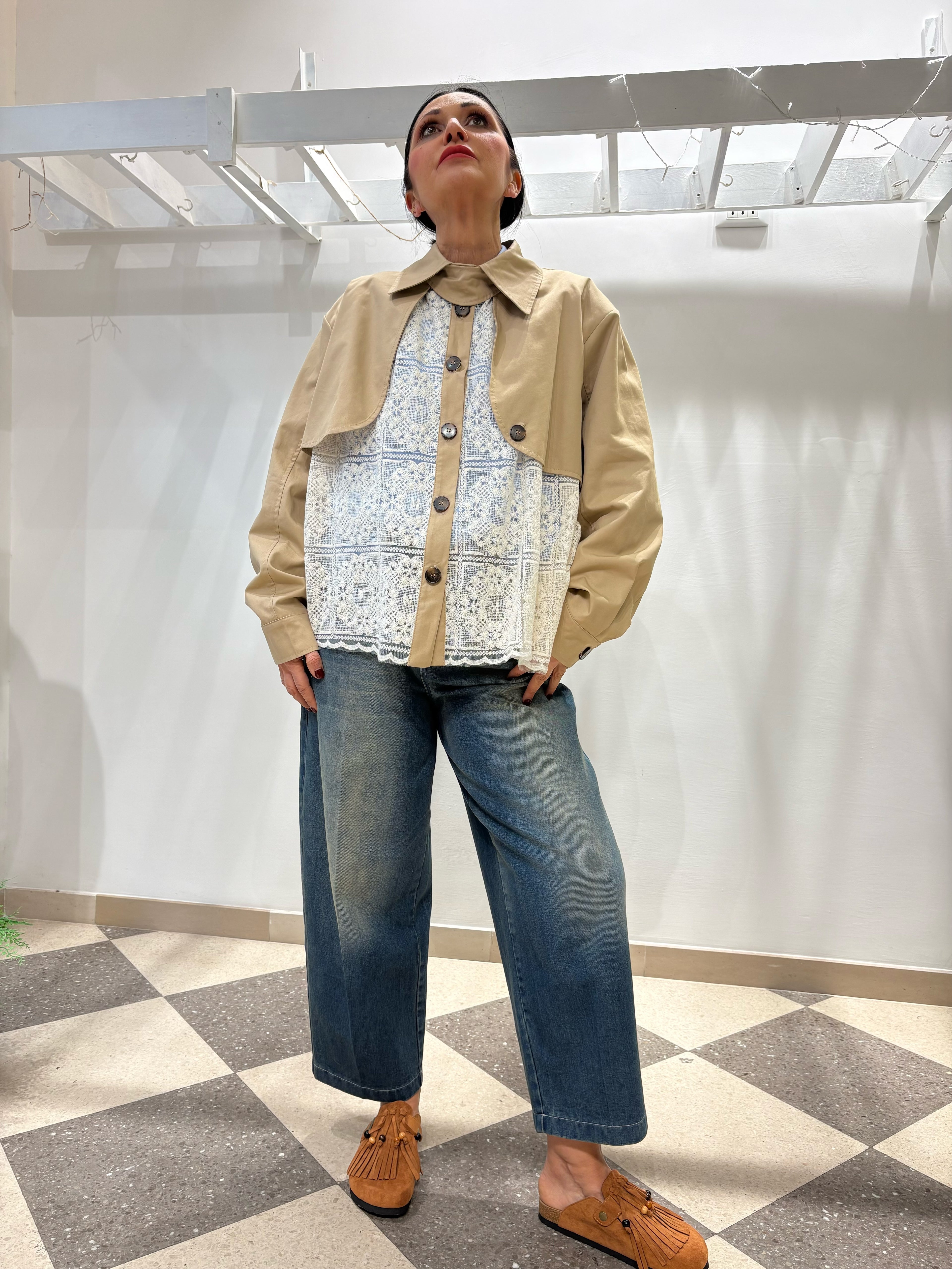 Motel trench con dettaglio pizzo