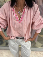 Blusa con dettaglio ricamato con perline sul collo