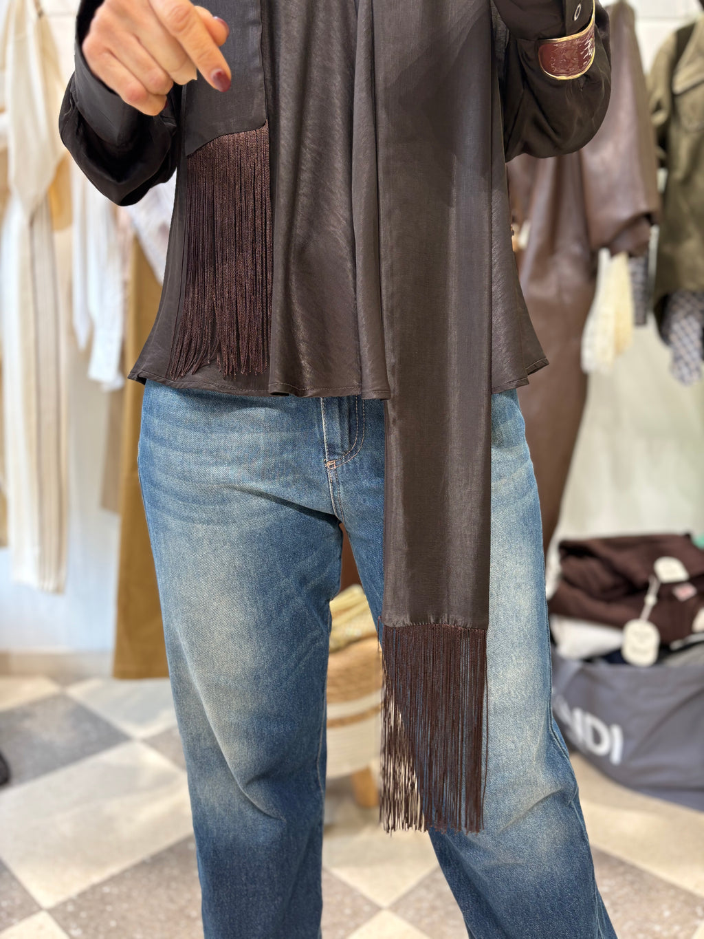 Blusa satin con skinny scarf Moro