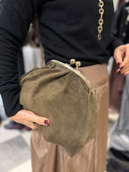 Maxi clutch in camoscio