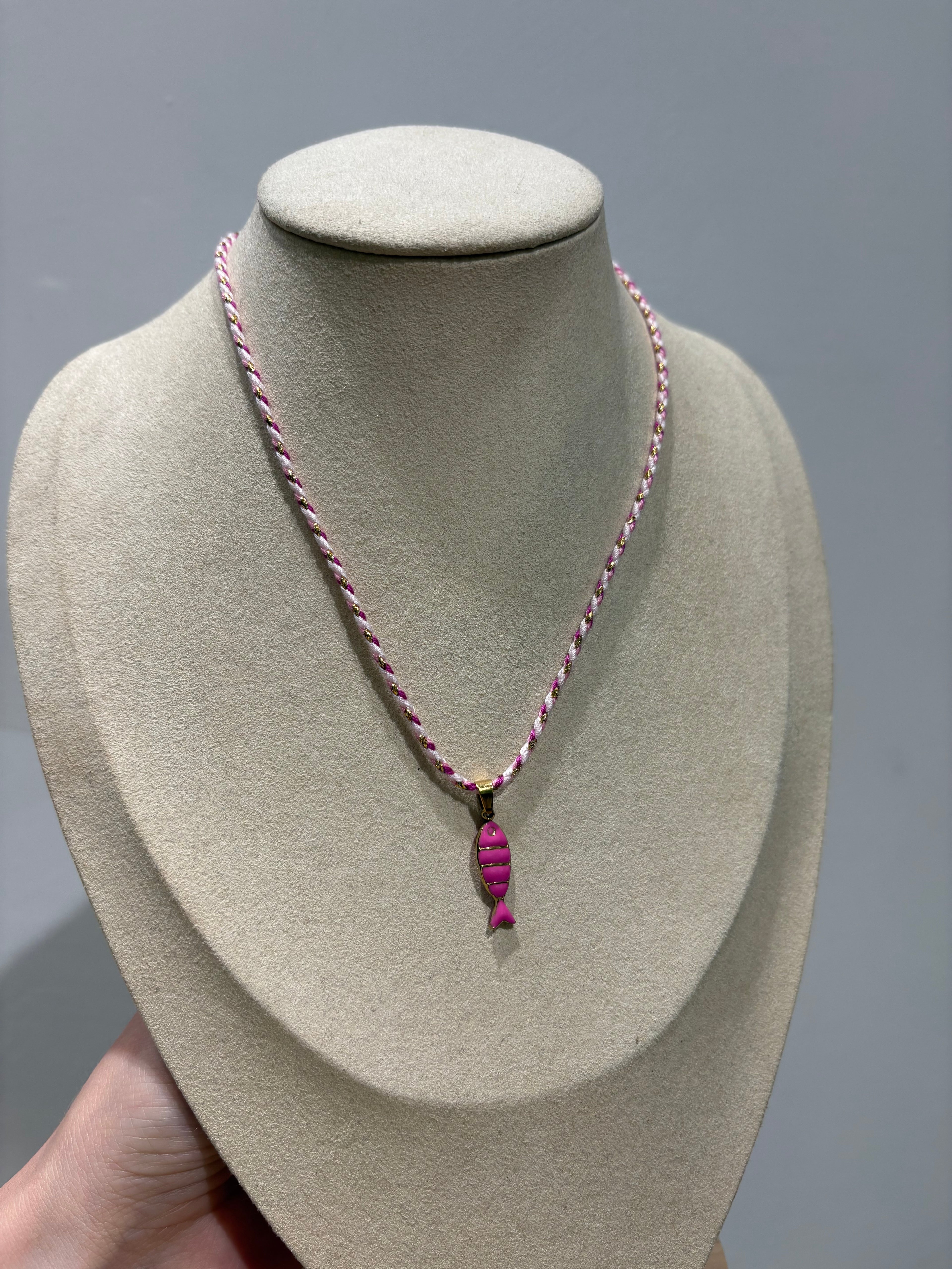 Collana con cordoncino e charm
