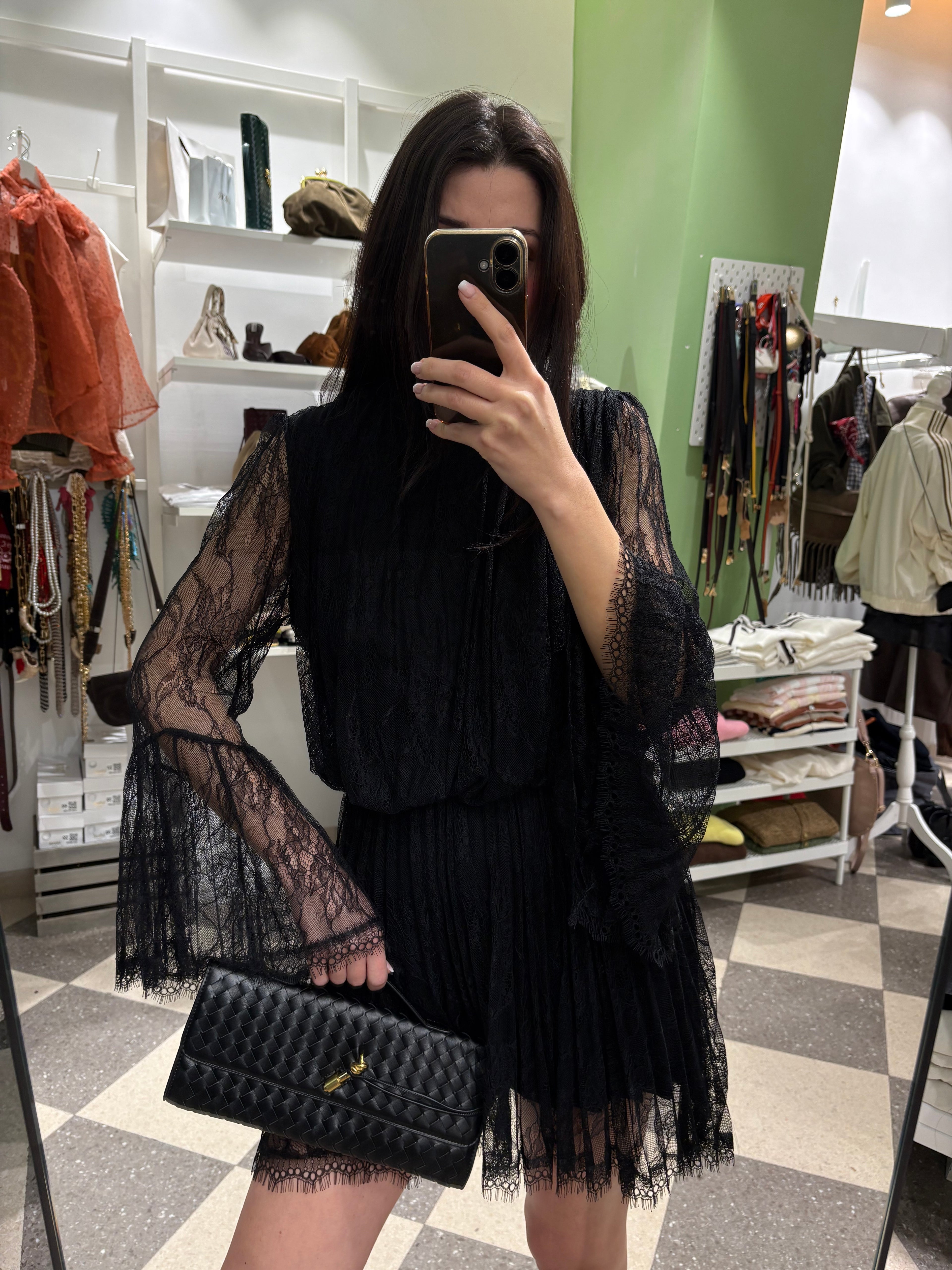 Abito corto in pizzo nero con maniche ampie