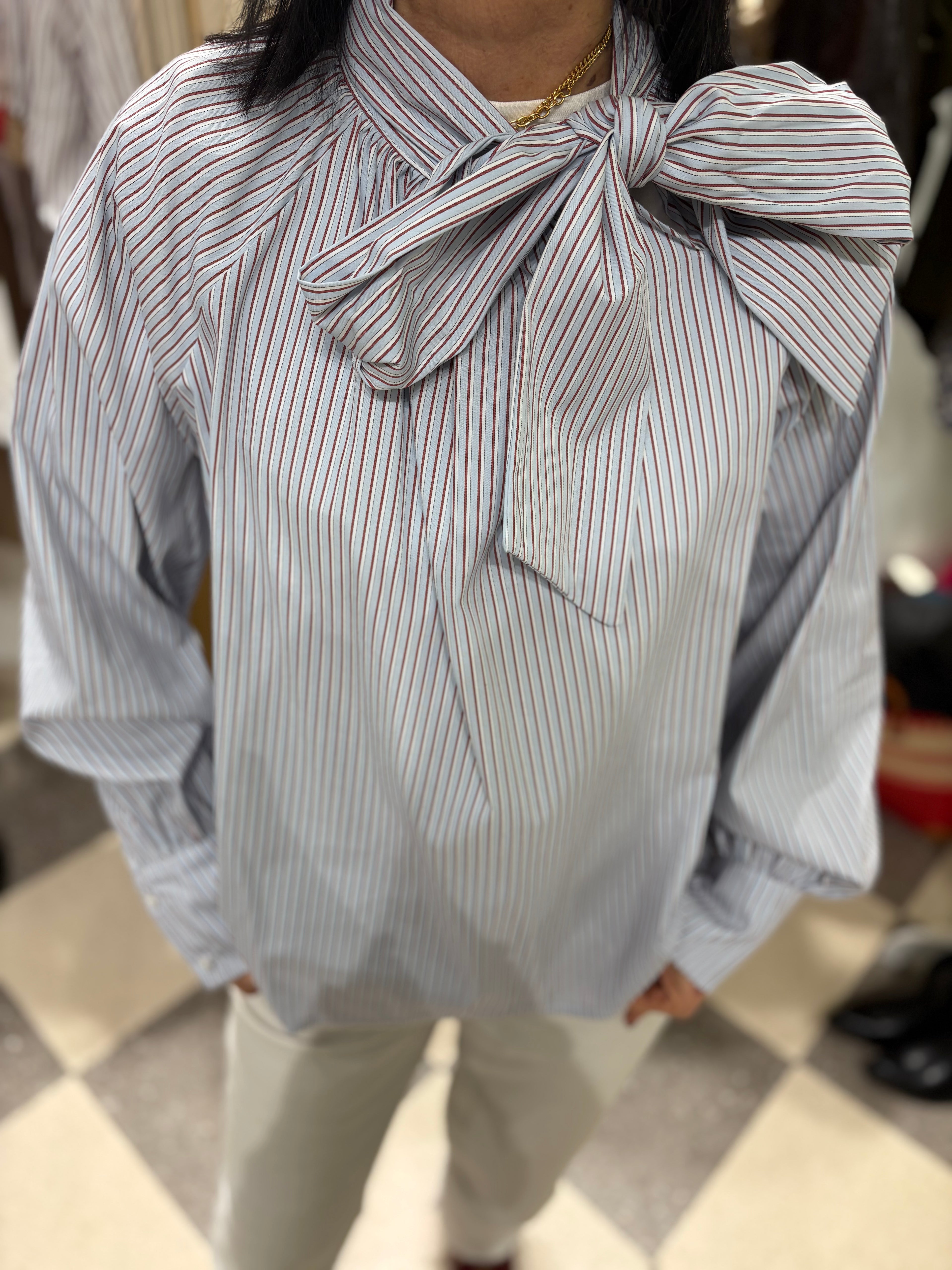 Blusa con fiocco sul collo fondo celeste