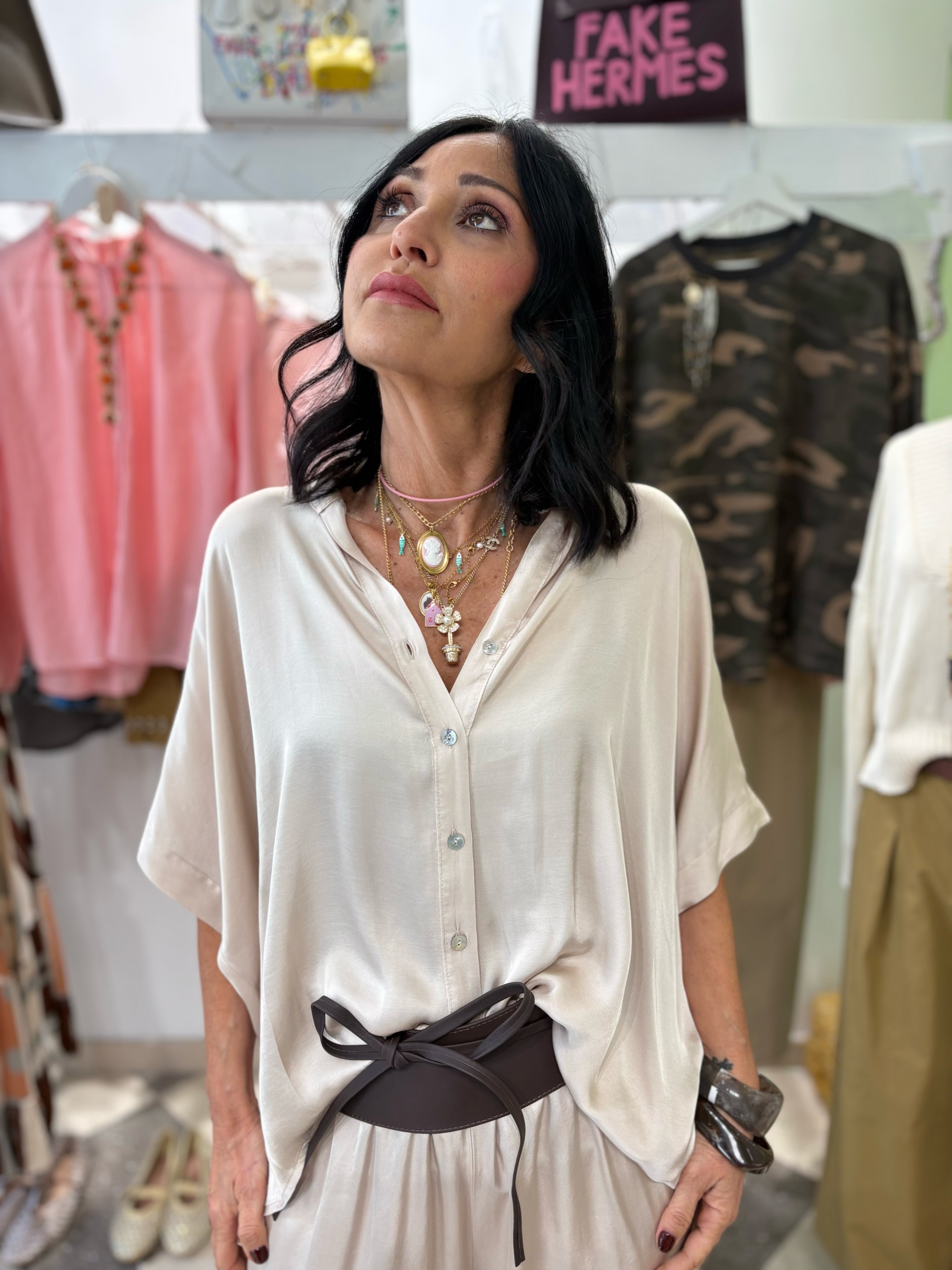 Blusa champagne con manica ampia
