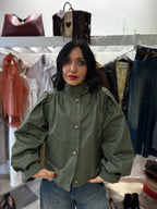 Motel trench cropped con dettaglio maniche a sbuffo