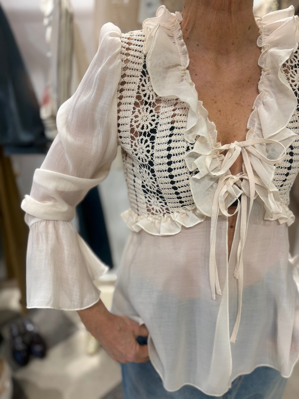 Blusa romantica con inserti crochet sabbia