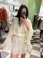 Abito corto in pizzo avorio con maniche ampie