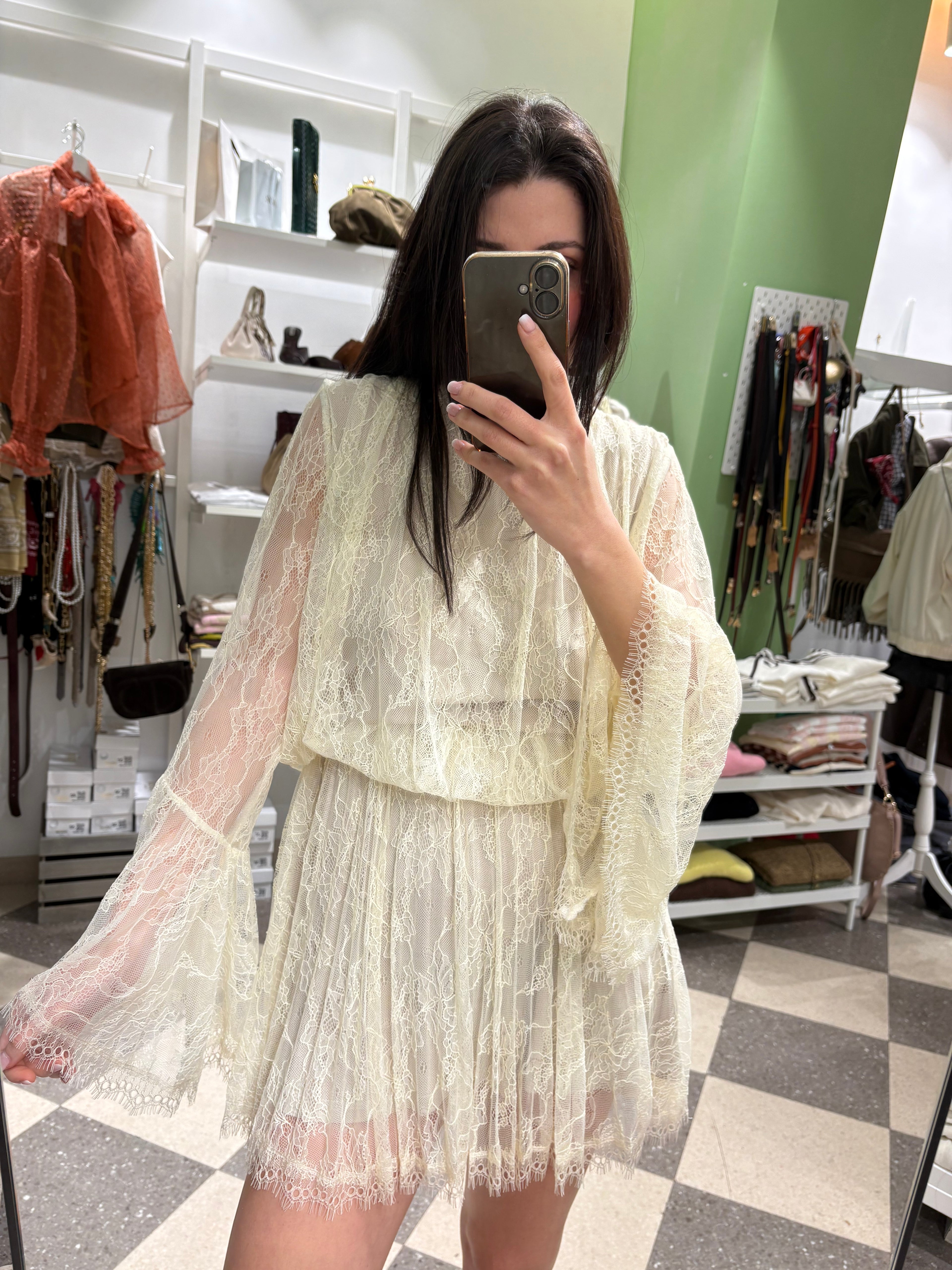 Abito corto in pizzo avorio con maniche ampie