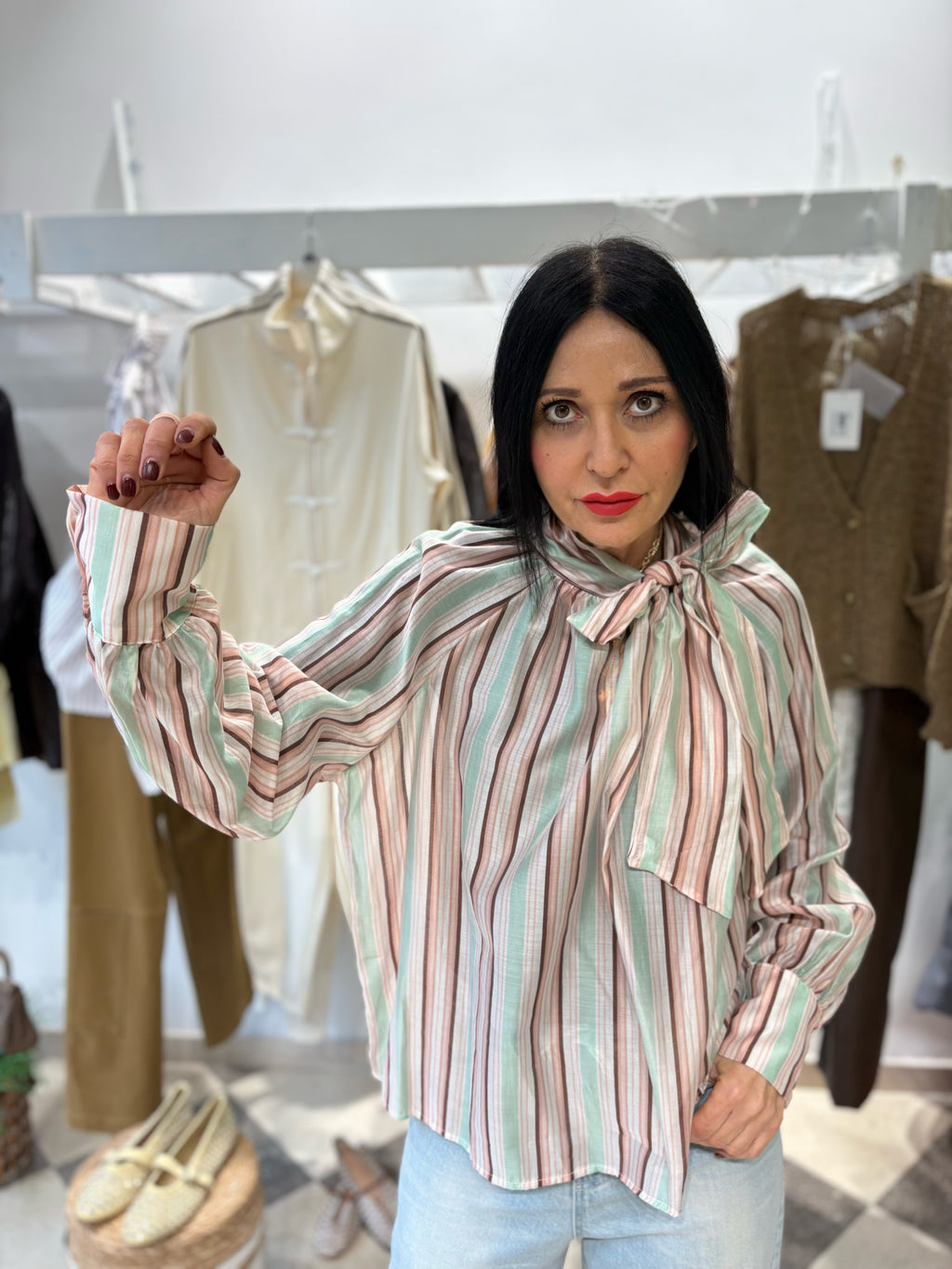 Blusa a righe con fiocco al collo