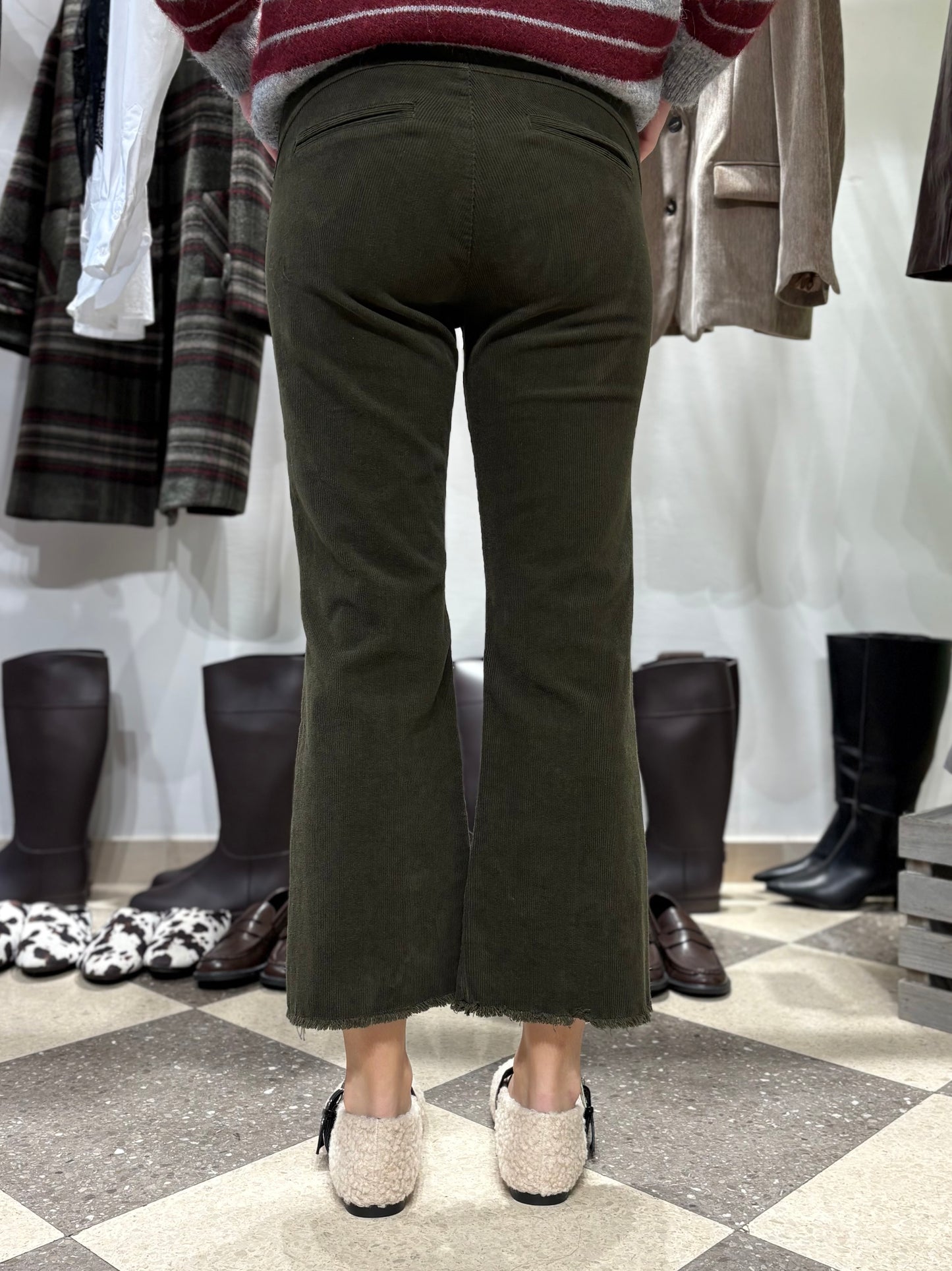 Motel pantalone a trombetta verde bosco in velluto a coste
