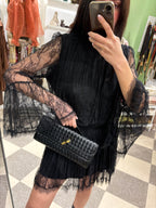 Abito corto in pizzo nero con maniche ampie