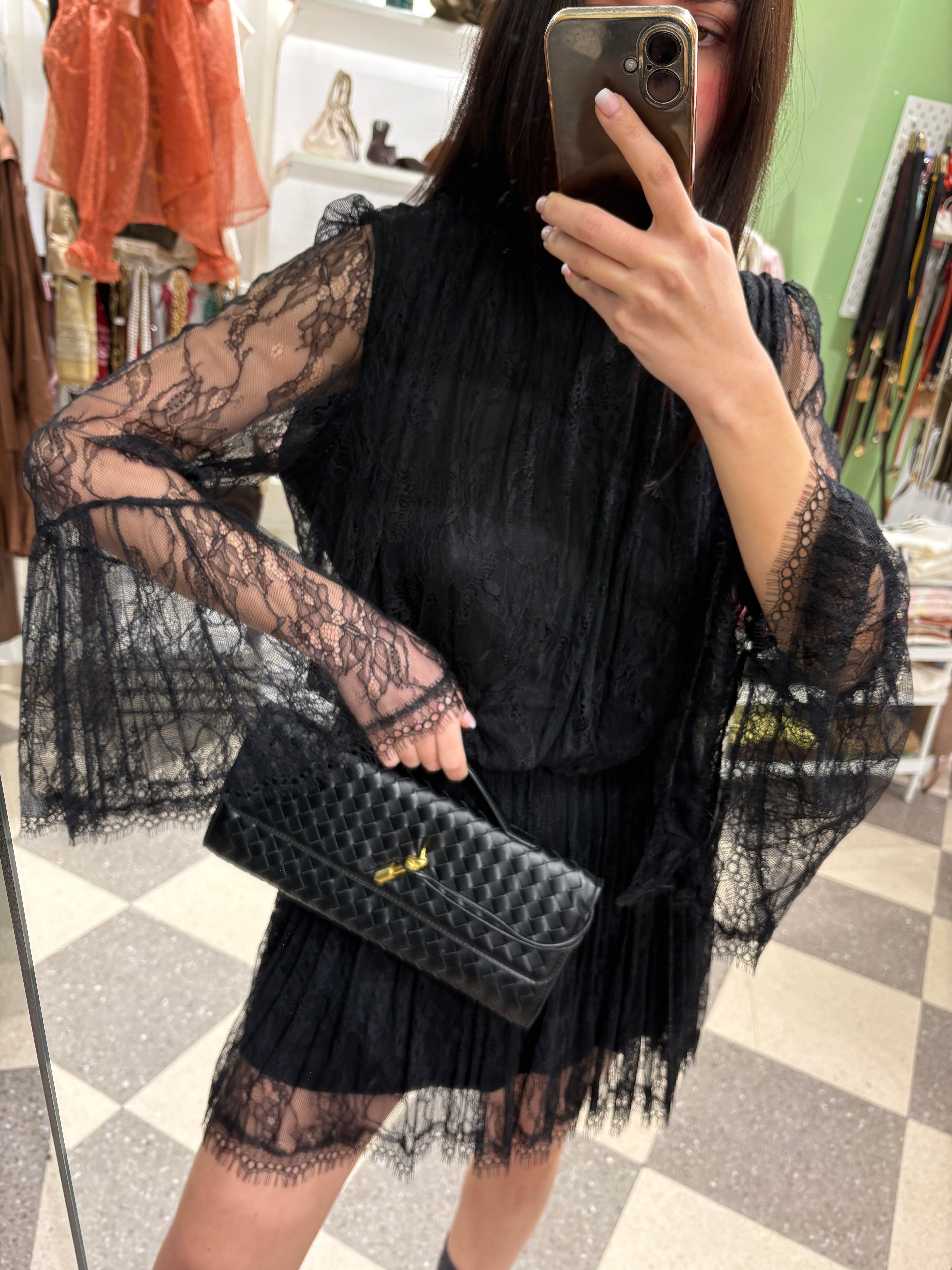 Abito corto in pizzo nero con maniche ampie