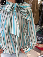 Blusa a righe con fiocco al collo