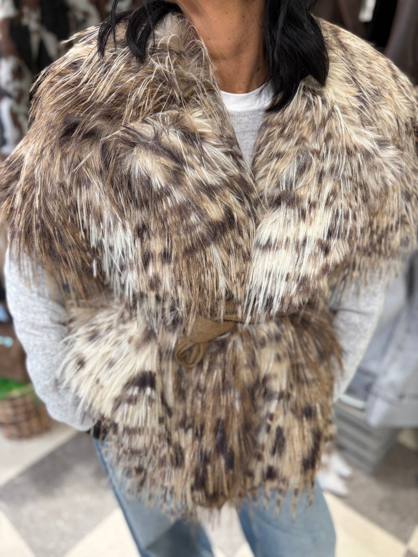 Gilet in eco-pelliccia maculata con cintura