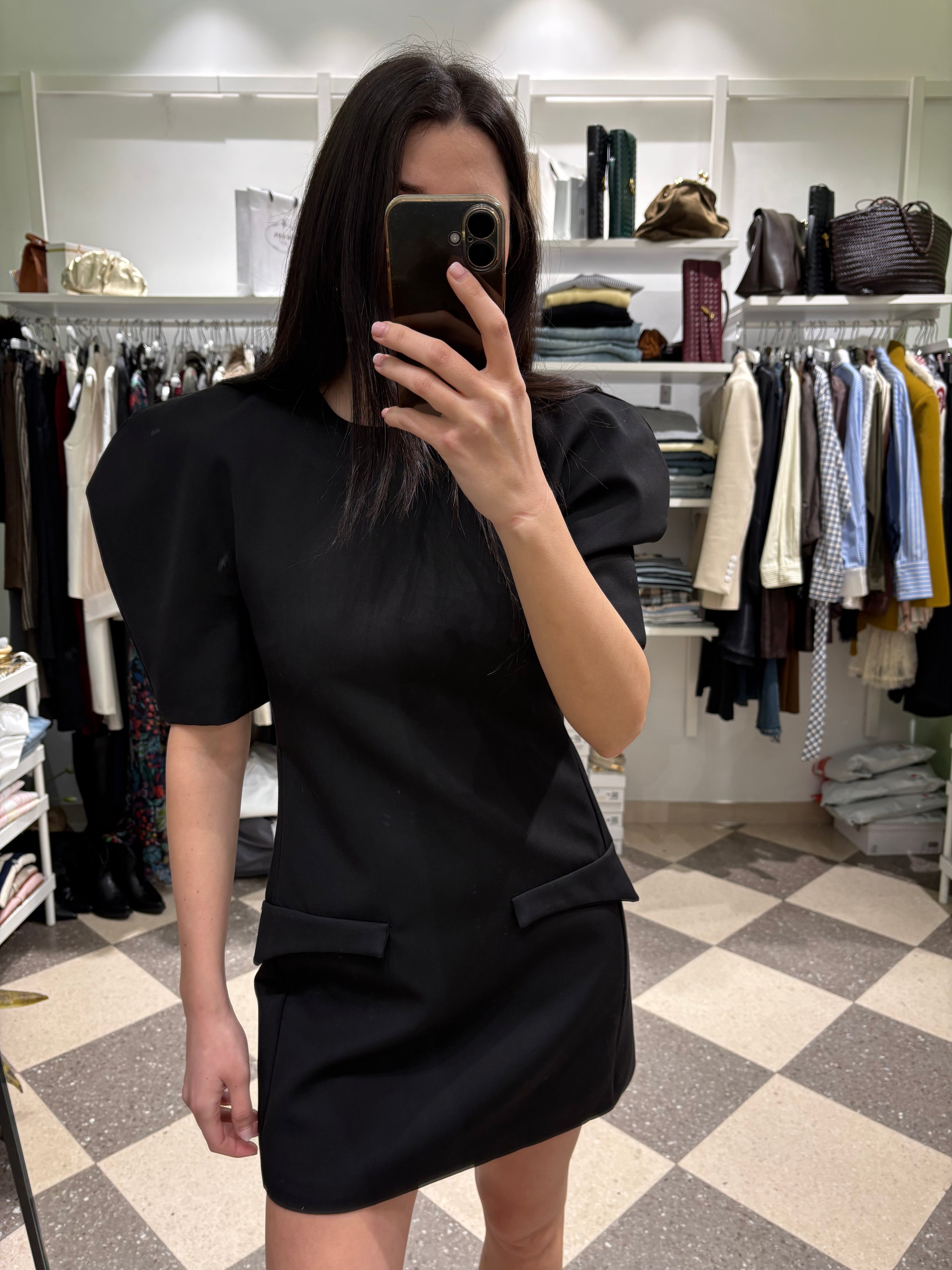 Abitino strutturato con maniche a sbuffo