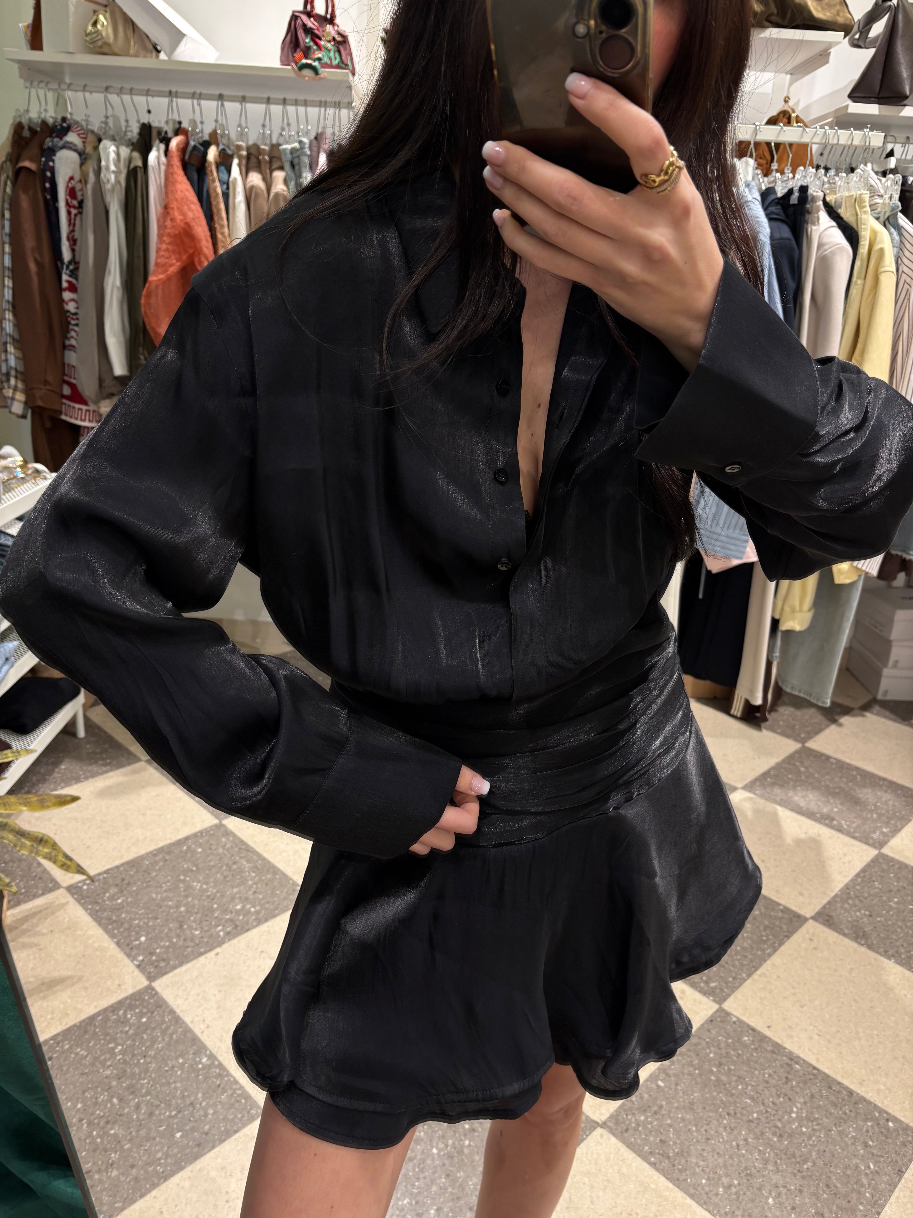 Abito corto nero con vita arricciata