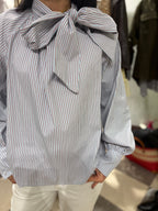 Blusa con fiocco sul collo fondo celeste