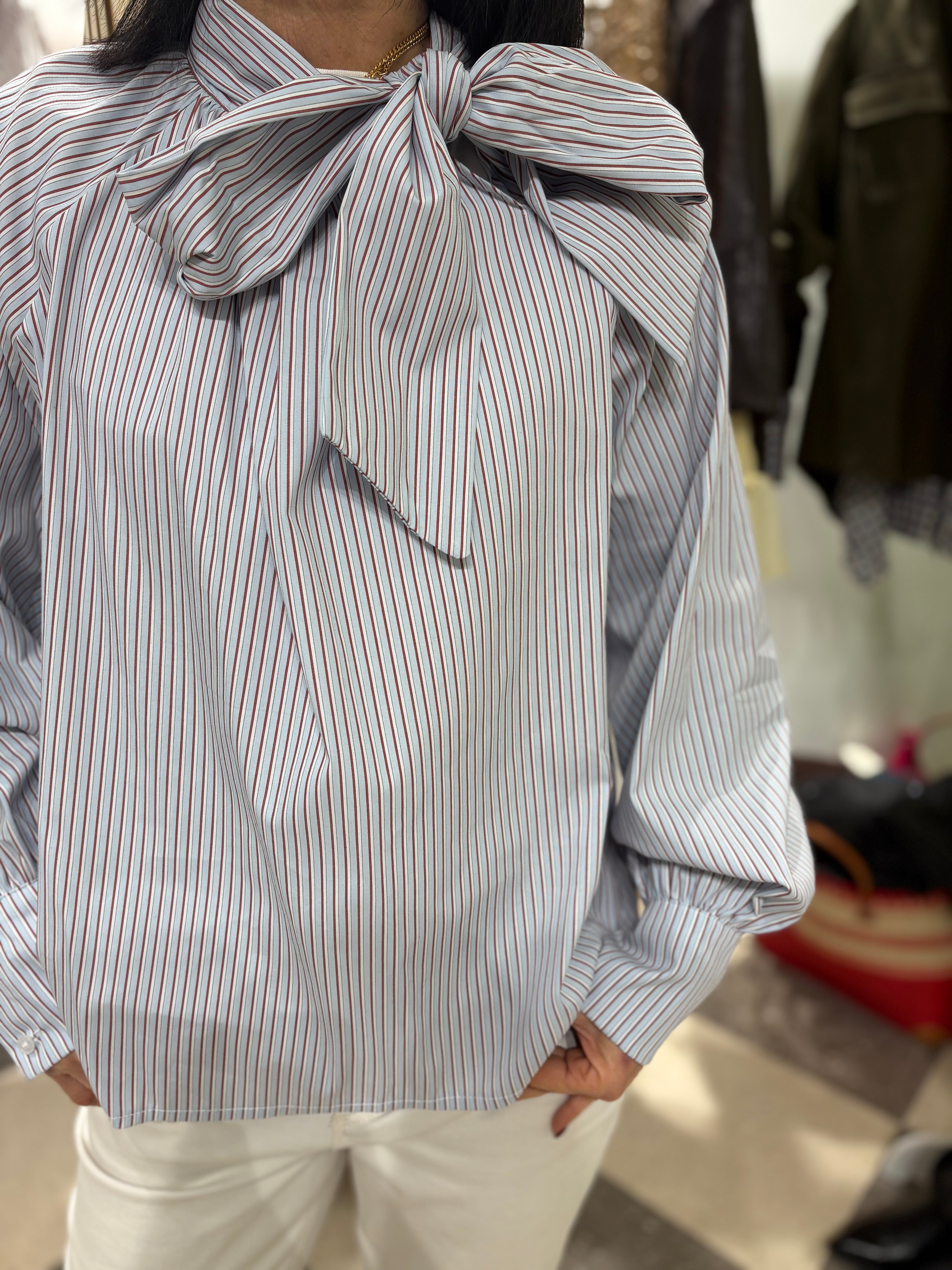 Blusa con fiocco sul collo fondo celeste