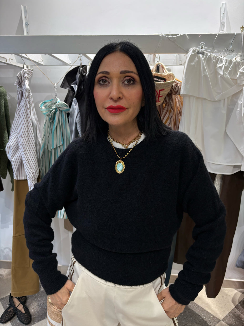 Maglioncino fluffy nero cropped