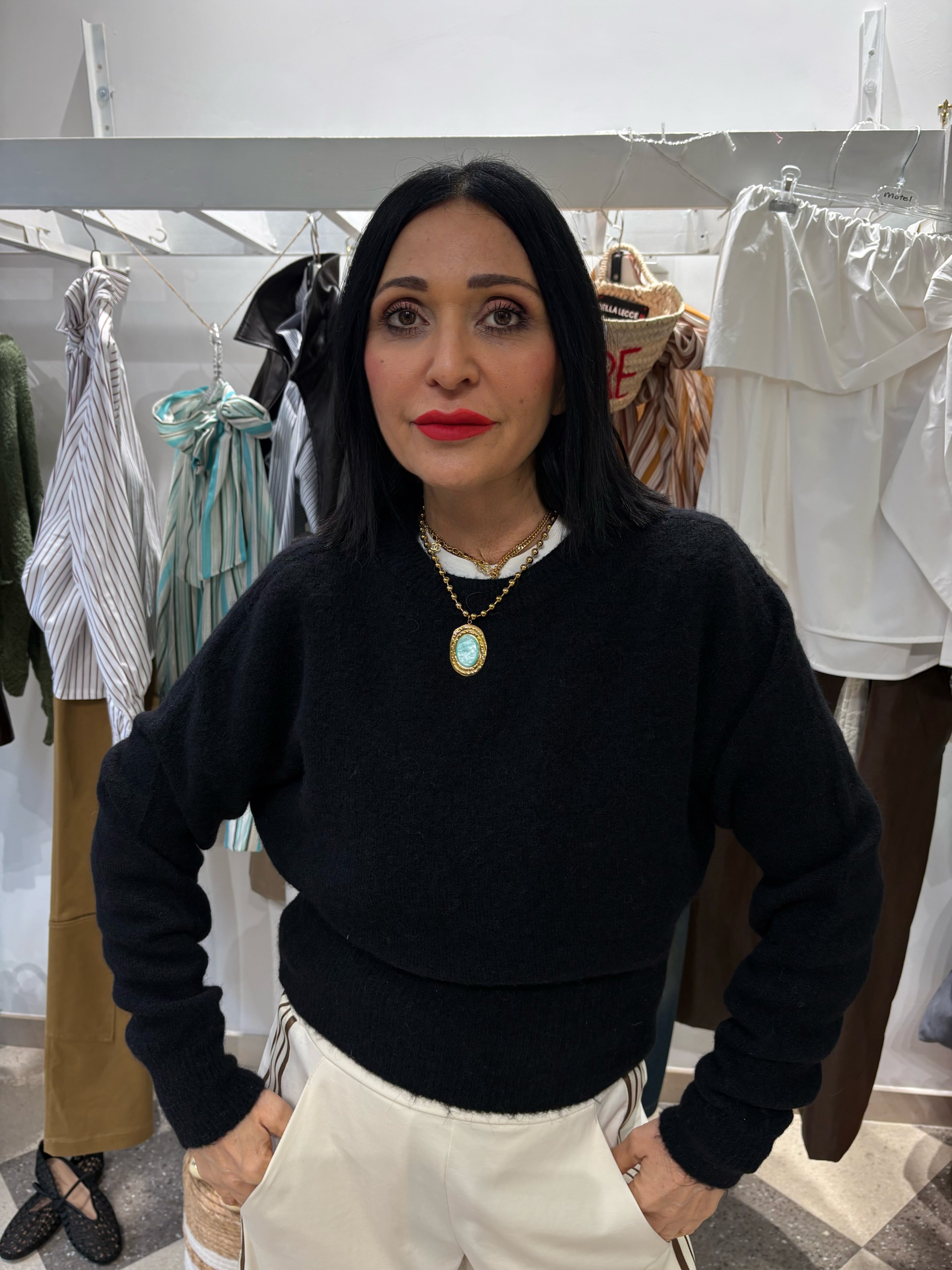 Maglioncino fluffy nero cropped