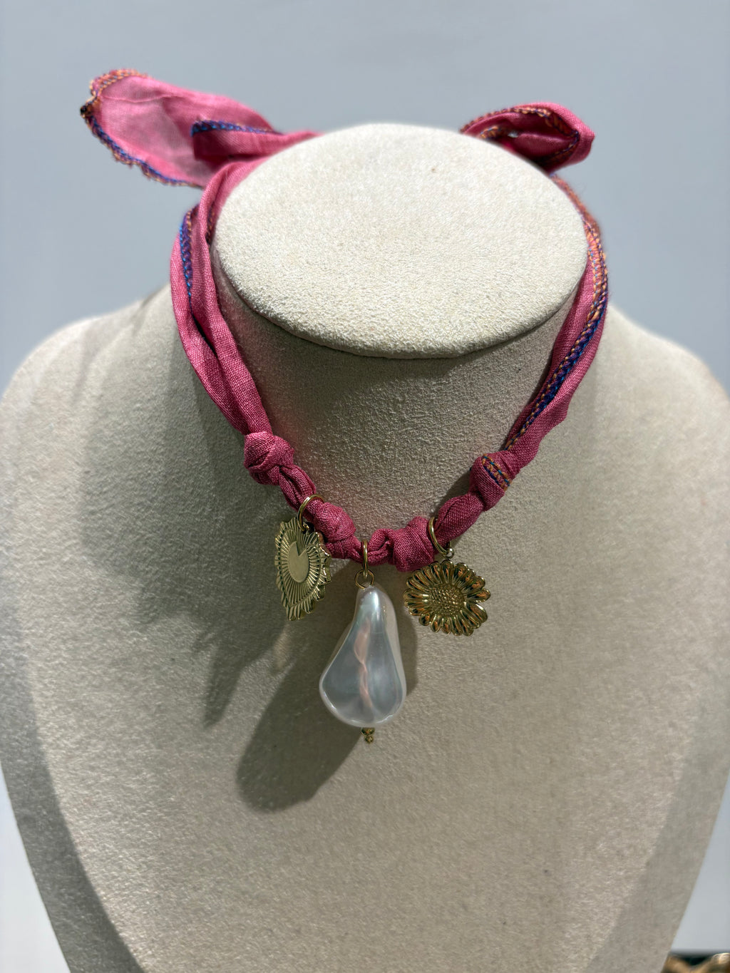 Collana bandana con charms