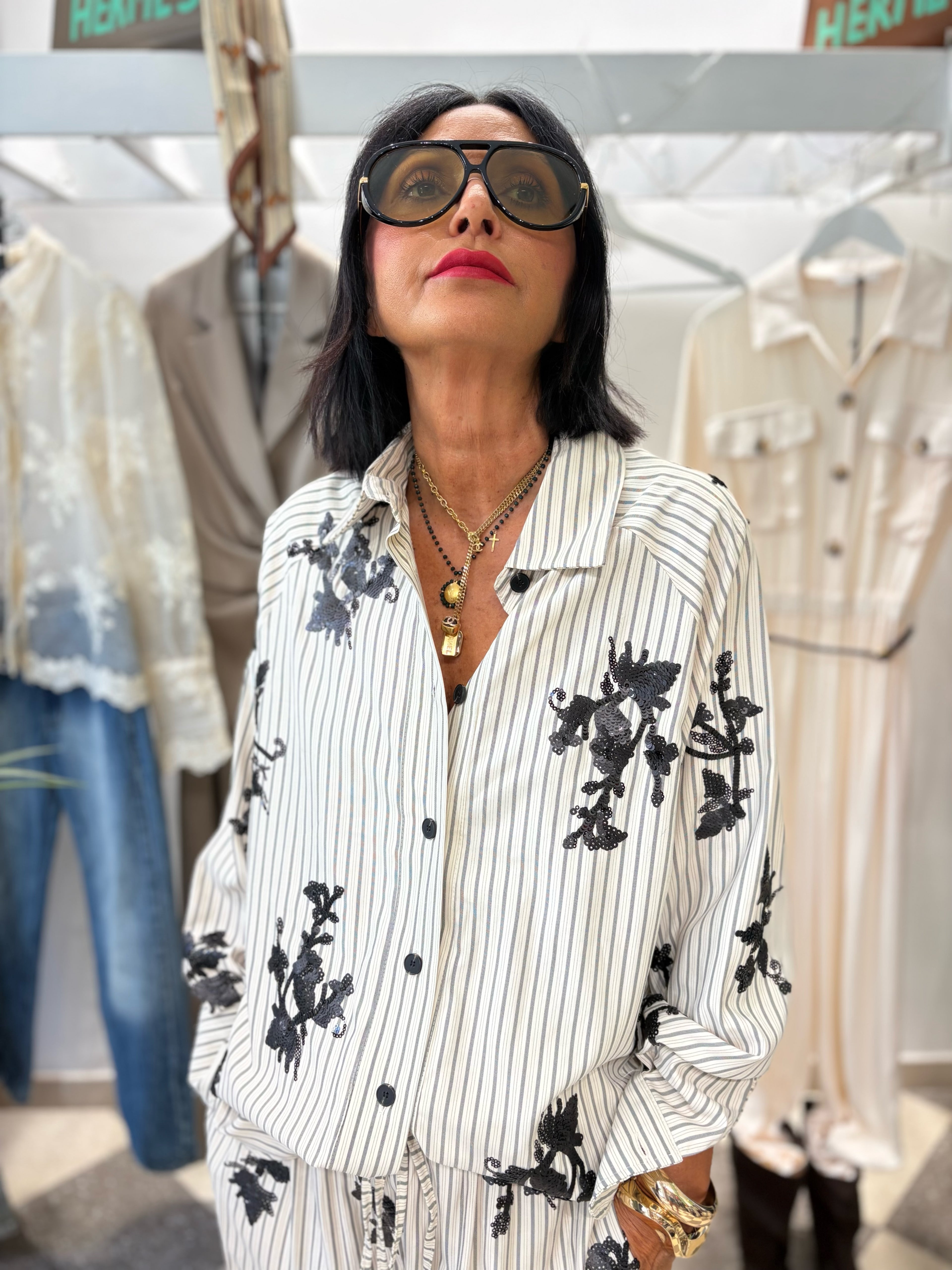 Camicia rigata con ricami in paillettes