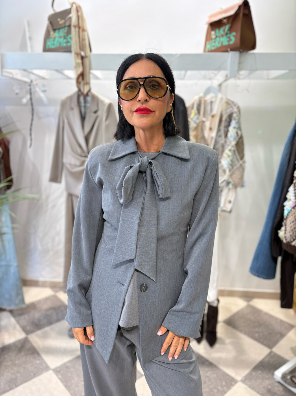 Blazer grigio sartoriale con fiocco