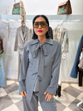 Blazer grigio sartoriale con fiocco