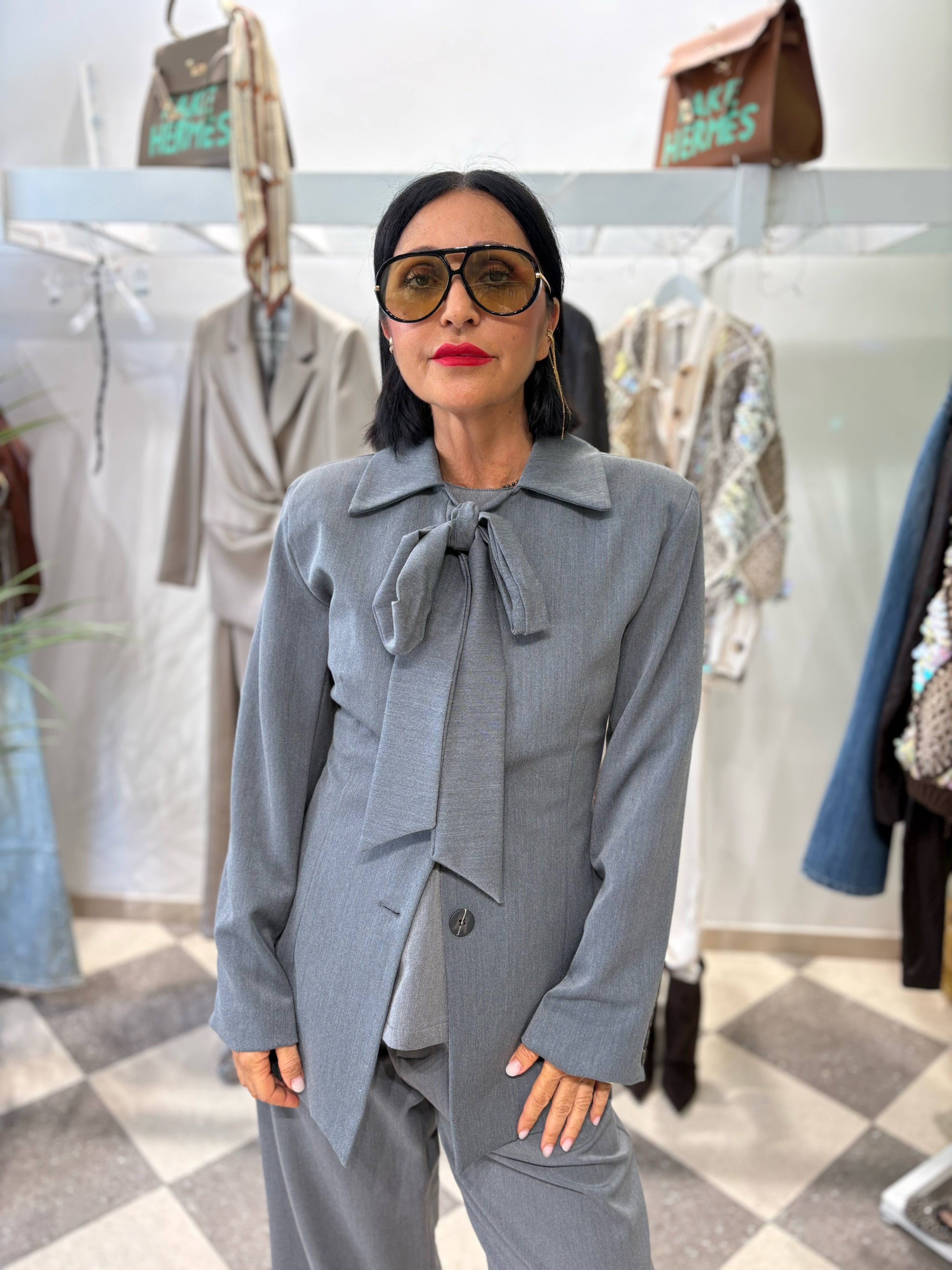Blazer grigio sartoriale con fiocco