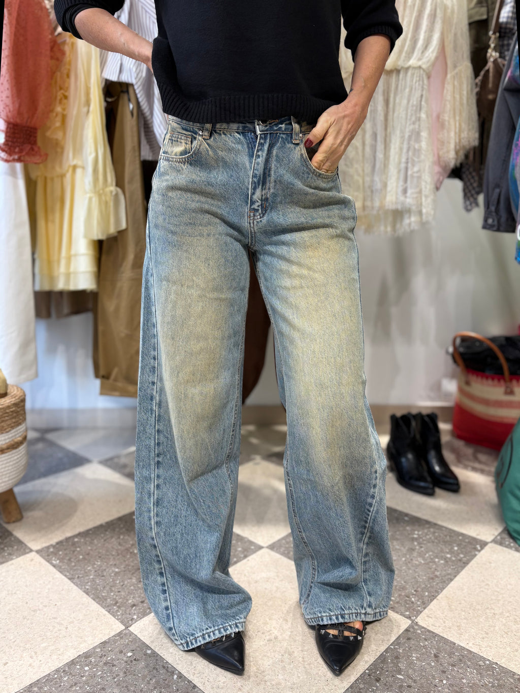 Pantalone wide leg dettaglio ecopelle tasca sul retro