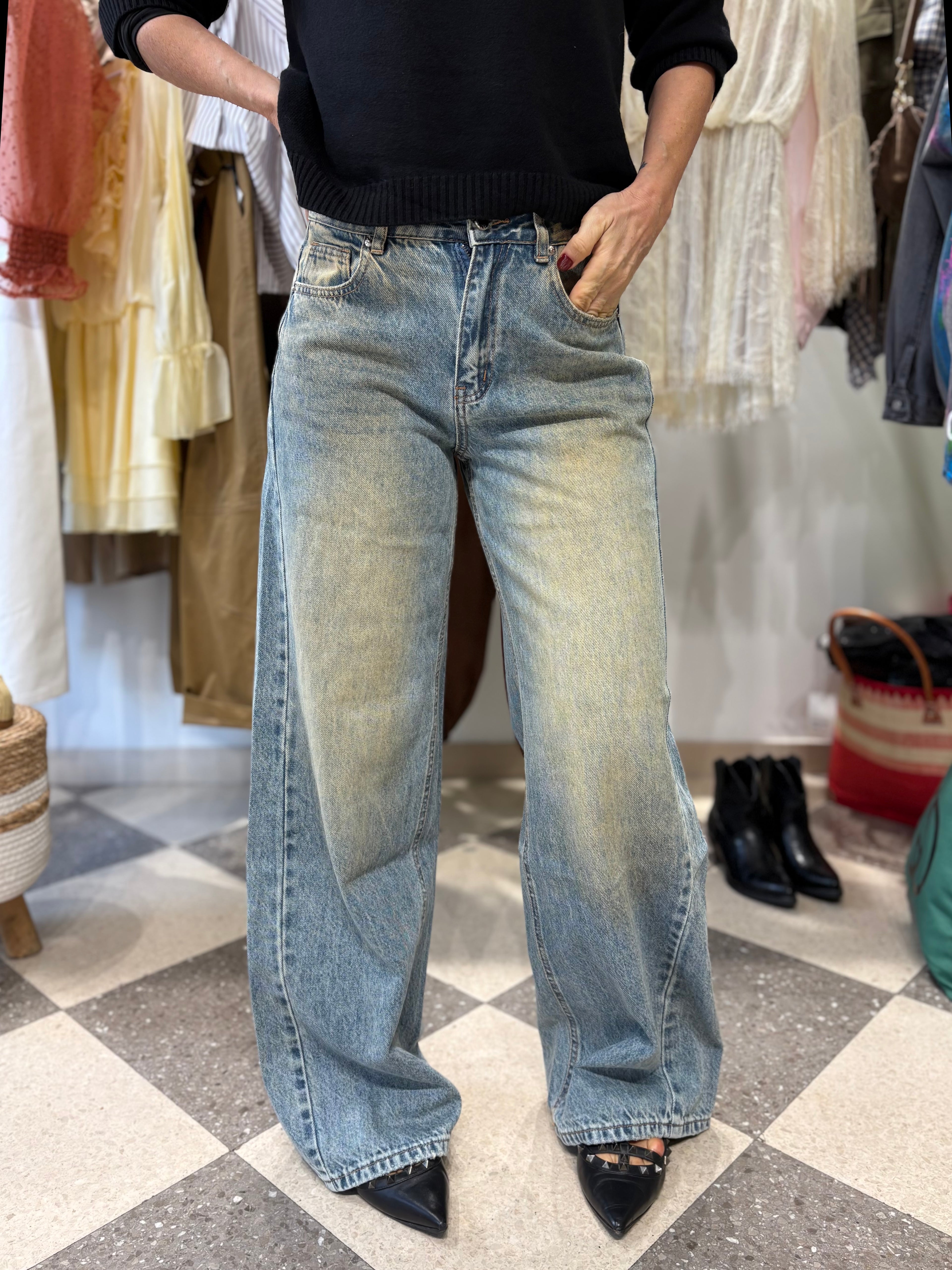 Pantalone wide leg dettaglio ecopelle tasca sul retro