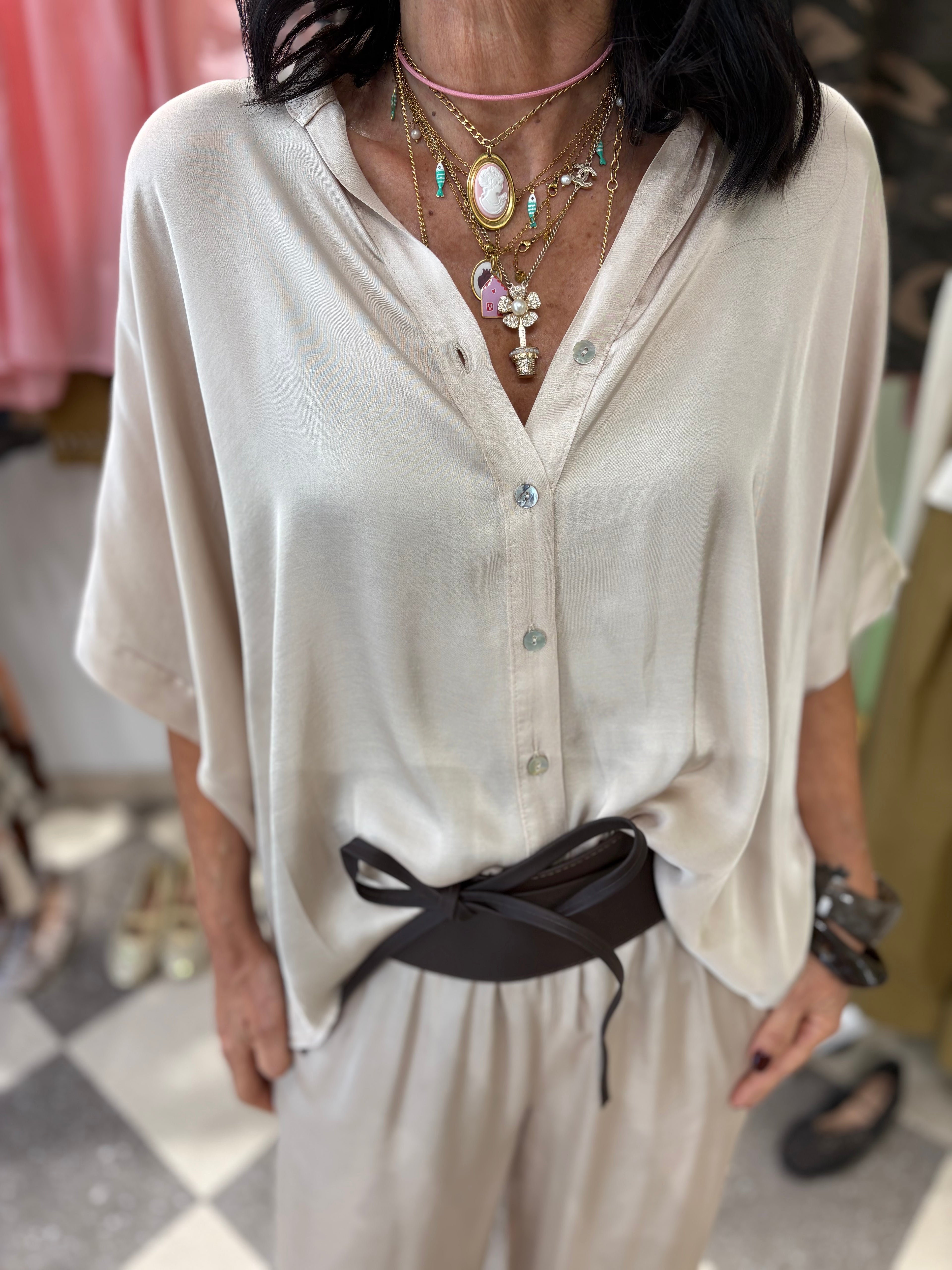 Blusa champagne con manica ampia