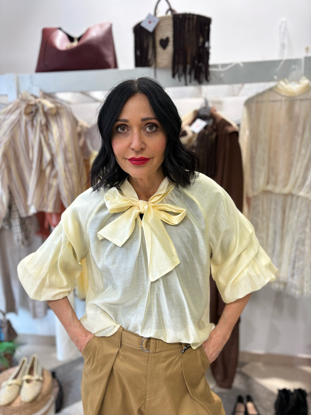 Blusa con fiocco al collo e manica voluminosa