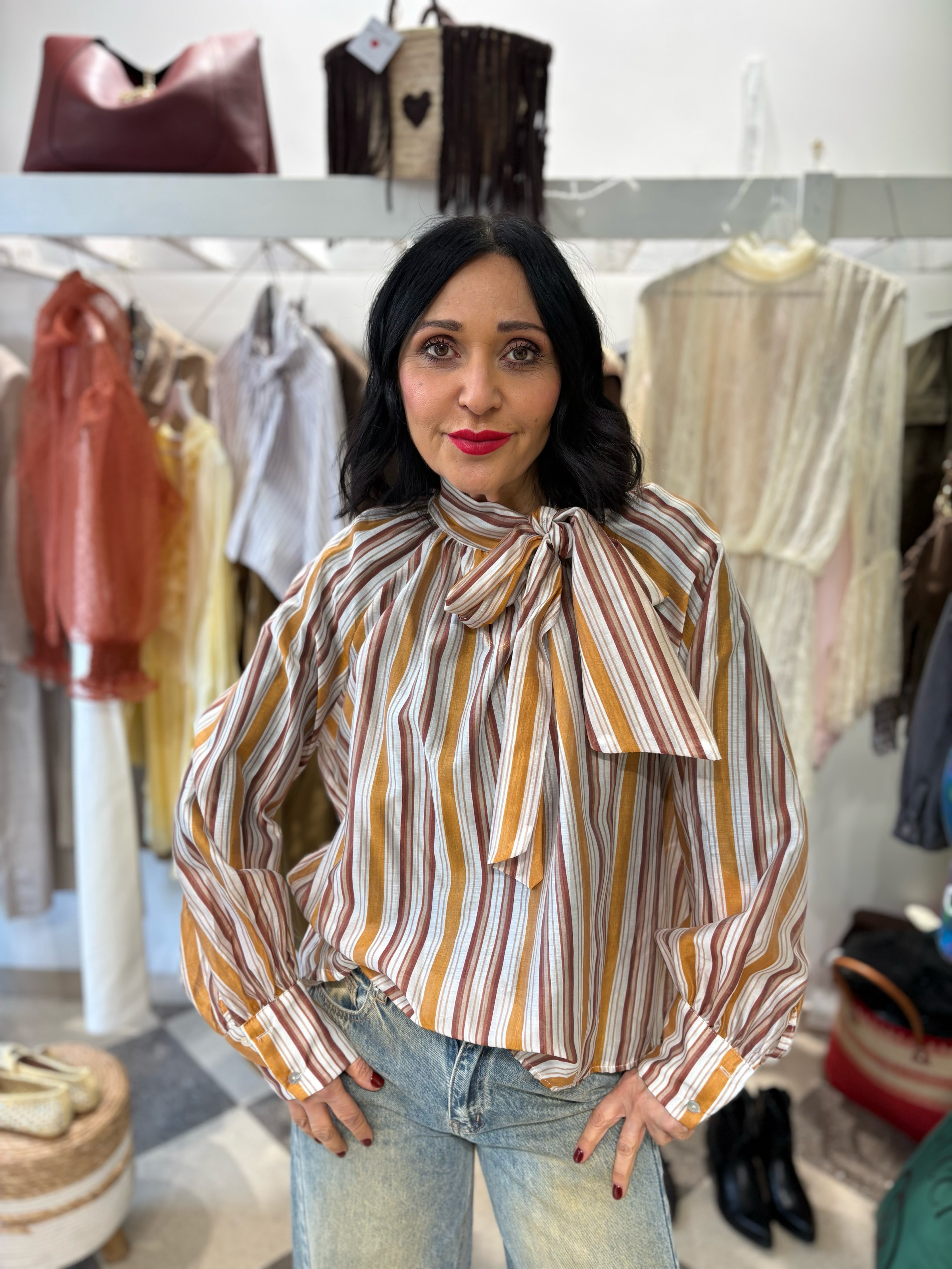 Blusa con fiocco a righe caramello